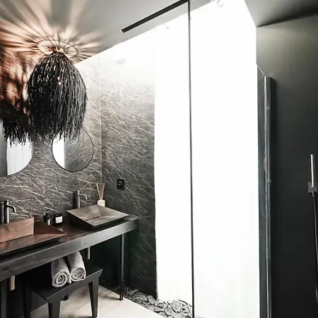 Charming Retreat In Hotell